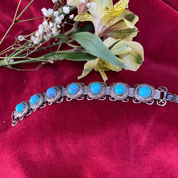 Costume turquoise bracelet. - Picture 1 of 8
